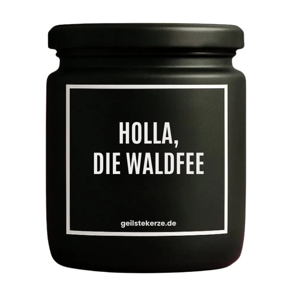 Duftkerze mit Spruch von geilstekerze ist der neue Geschenketrend. Diese witzige Kerze Vegane Bio-Kerze mit Spruch – HOLLA, DIE WALDFEE brennt mega lange sagenhafte 80 Stunde, hochwertige ätherische Öle schaffen beste Duftverteilung. Mit 1400 lustigen Sprüchen perfekt zum Verschenken. Handgemacht in Deutschland von geilstekerze.de -Die beste Duftkerze die du kaufen kannst.
