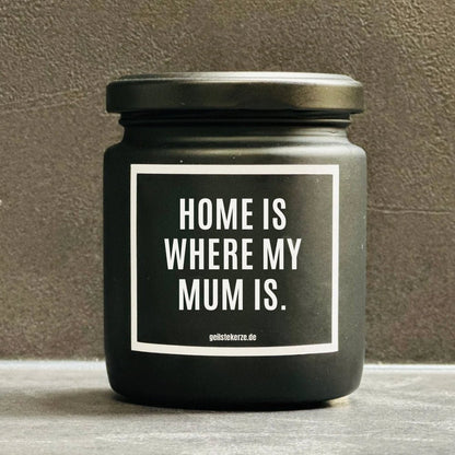 Duftkerze mit Spruch von geilstekerze ist der neue Geschenketrend. Diese witzige Kerze Vegane Bio-Kerze mit Spruch – HOME IS WHERE MY MUM IS brennt mega lange sagenhafte 80 Stunde, hochwertige ätherische Öle schaffen beste Duftverteilung. Mit 1400 lustigen Sprüchen perfekt zum Verschenken. Handgemacht in Deutschland von geilstekerze.de -Die beste Duftkerze die du kaufen kannst.