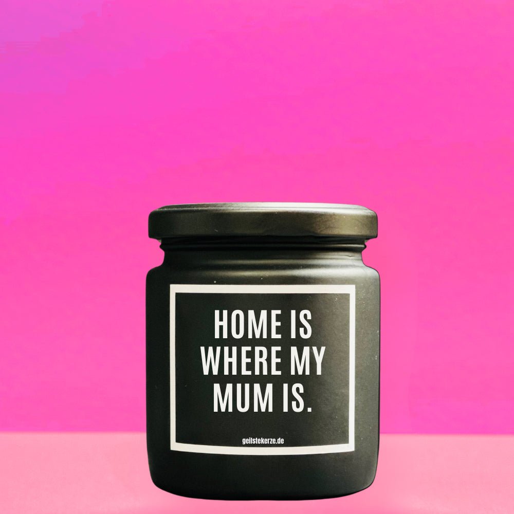 Duftkerze mit Spruch von geilstekerze ist der neue Geschenketrend. Diese witzige Kerze Vegane Bio-Kerze mit Spruch – HOME IS WHERE MY MUM IS brennt mega lange sagenhafte 80 Stunde, hochwertige ätherische Öle schaffen beste Duftverteilung. Mit 1400 lustigen Sprüchen perfekt zum Verschenken. Handgemacht in Deutschland von geilstekerze.de -Die beste Duftkerze die du kaufen kannst.