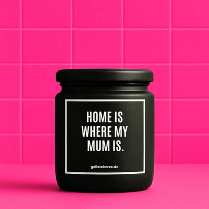 Duftkerze mit Spruch von geilstekerze ist der neue Geschenketrend. Diese witzige Kerze Vegane Bio-Kerze mit Spruch – HOME IS WHERE MY MUM IS. brennt mega lange sagenhafte 80 Stunde, hochwertige ätherische Öle schaffen beste Duftverteilung. Mit 1400 lustigen Sprüchen perfekt zum Verschenken. Handgemacht in Deutschland von geilstekerze.de -Die beste Duftkerze die du kaufen kannst.