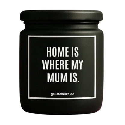 Duftkerze mit Spruch von geilstekerze ist der neue Geschenketrend. Diese witzige Kerze Vegane Bio-Kerze mit Spruch – HOME IS WHERE MY MUM IS. brennt mega lange sagenhafte 80 Stunde, hochwertige ätherische Öle schaffen beste Duftverteilung. Mit 1400 lustigen Sprüchen perfekt zum Verschenken. Handgemacht in Deutschland von geilstekerze.de -Die beste Duftkerze die du kaufen kannst.