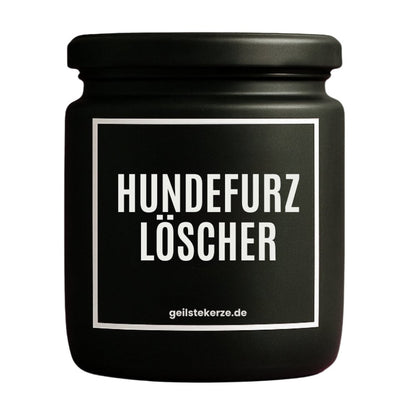 Duftkerze mit Spruch von geilstekerze ist der neue Geschenketrend. Diese witzige Kerze Vegane Bio-Kerze mit Spruch – HUNDEFURZLÖSCHER brennt mega lange sagenhafte 80 Stunde, hochwertige ätherische Öle schaffen beste Duftverteilung. Mit 1400 lustigen Sprüchen perfekt zum Verschenken. Handgemacht in Deutschland von geilstekerze.de -Die beste Duftkerze die du kaufen kannst.