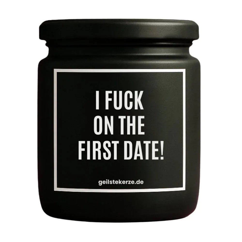 Duftkerze mit Spruch von geilstekerze ist der neue Geschenketrend. Diese witzige Kerze Vegane Bio-Kerze mit Spruch – I FUCK ON THE FIRST DATE! brennt mega lange sagenhafte 80 Stunde, hochwertige ätherische Öle schaffen beste Duftverteilung. Mit 1400 lustigen Sprüchen perfekt zum Verschenken. Handgemacht in Deutschland von geilstekerze.de -Die beste Duftkerze die du kaufen kannst.
