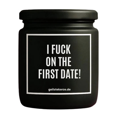 Duftkerze mit Spruch von geilstekerze ist der neue Geschenketrend. Diese witzige Kerze Vegane Bio-Kerze mit Spruch – I FUCK ON THE FIRST DATE! brennt mega lange sagenhafte 80 Stunde, hochwertige ätherische Öle schaffen beste Duftverteilung. Mit 1400 lustigen Sprüchen perfekt zum Verschenken. Handgemacht in Deutschland von geilstekerze.de -Die beste Duftkerze die du kaufen kannst.