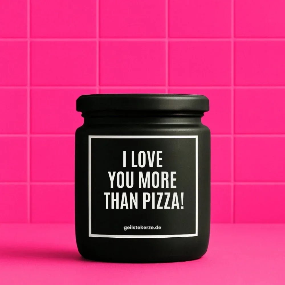 Duftkerze mit Spruch von geilstekerze ist der neue Geschenketrend. Diese witzige Kerze Vegane Bio-Kerze mit Spruch – I LOVE YOU MORE THAN PIZZA! brennt mega lange sagenhafte 80 Stunde, hochwertige ätherische Öle schaffen beste Duftverteilung. Mit 1400 lustigen Sprüchen perfekt zum Verschenken. Handgemacht in Deutschland von geilstekerze.de -Die beste Duftkerze die du kaufen kannst.
