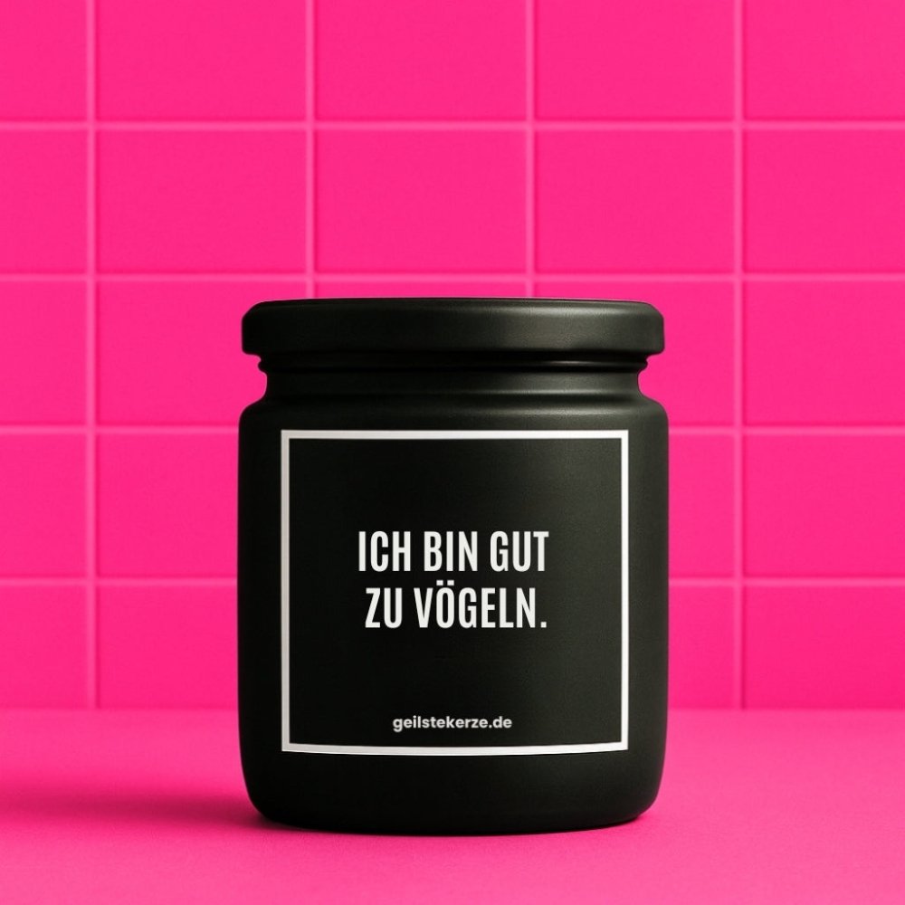 Duftkerze mit Spruch von geilstekerze ist der neue Geschenketrend. Diese witzige Kerze Vegane Bio-Kerze mit Spruch – ICH BIN GUT ZU VÖGELN. brennt mega lange sagenhafte 80 Stunde, hochwertige ätherische Öle schaffen beste Duftverteilung. Mit 1400 lustigen Sprüchen perfekt zum Verschenken. Handgemacht in Deutschland von geilstekerze.de -Die beste Duftkerze die du kaufen kannst.