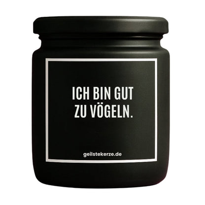 Duftkerze mit Spruch von geilstekerze ist der neue Geschenketrend. Diese witzige Kerze Vegane Bio-Kerze mit Spruch – ICH BIN GUT ZU VÖGELN. brennt mega lange sagenhafte 80 Stunde, hochwertige ätherische Öle schaffen beste Duftverteilung. Mit 1400 lustigen Sprüchen perfekt zum Verschenken. Handgemacht in Deutschland von geilstekerze.de -Die beste Duftkerze die du kaufen kannst.