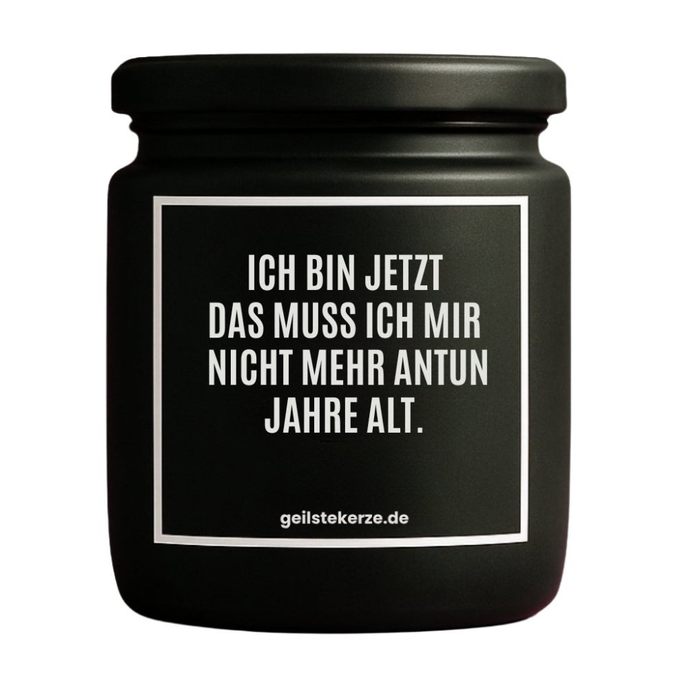 Duftkerze mit Spruch von geilstekerze ist der neue Geschenketrend. Diese witzige Kerze Vegane Bio-Kerze mit Spruch – ICH BIN JETZT DAS MUSS ICH MIR NICHT MEHR ANTUN JAHRE ALT. brennt mega lange sagenhafte 80 Stunde, hochwertige ätherische Öle schaffen beste Duftverteilung. Mit 1400 lustigen Sprüchen perfekt zum Verschenken. Handgemacht in Deutschland von geilstekerze.de -Die beste Duftkerze die du kaufen kannst.