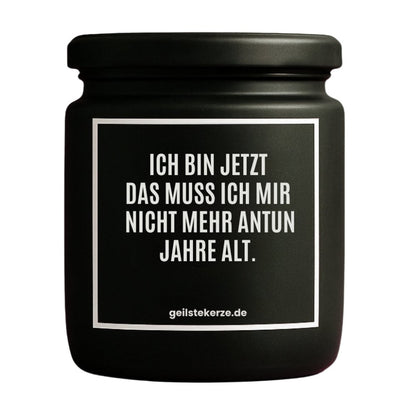 Duftkerze mit Spruch von geilstekerze ist der neue Geschenketrend. Diese witzige Kerze Vegane Bio-Kerze mit Spruch – ICH BIN JETZT DAS MUSS ICH MIR NICHT MEHR ANTUN JAHRE ALT. brennt mega lange sagenhafte 80 Stunde, hochwertige ätherische Öle schaffen beste Duftverteilung. Mit 1400 lustigen Sprüchen perfekt zum Verschenken. Handgemacht in Deutschland von geilstekerze.de -Die beste Duftkerze die du kaufen kannst.