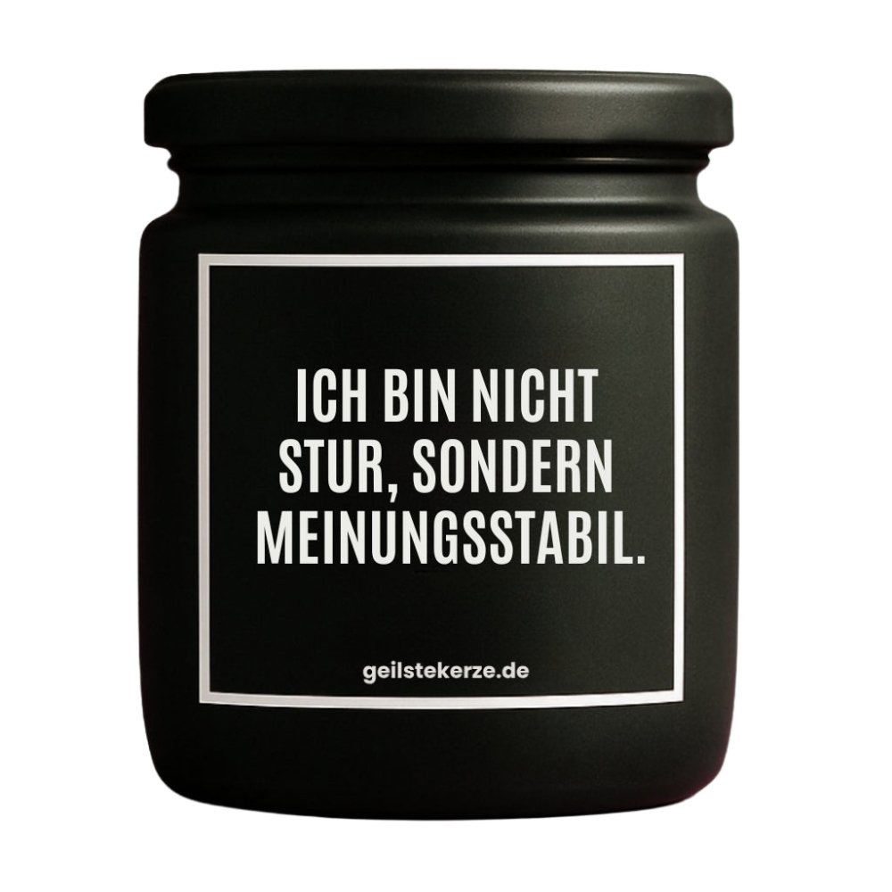Duftkerze mit Spruch von geilstekerze ist der neue Geschenketrend. Diese witzige Kerze Vegane Bio-Kerze mit Spruch – ICH BIN NICHT STUR, SONDERN MEINUNGSSTABIL. brennt mega lange sagenhafte 80 Stunde, hochwertige ätherische Öle schaffen beste Duftverteilung. Mit 1400 lustigen Sprüchen perfekt zum Verschenken. Handgemacht in Deutschland von geilstekerze.de -Die beste Duftkerze die du kaufen kannst.