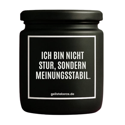 Duftkerze mit Spruch von geilstekerze ist der neue Geschenketrend. Diese witzige Kerze Vegane Bio-Kerze mit Spruch – ICH BIN NICHT STUR, SONDERN MEINUNGSSTABIL. brennt mega lange sagenhafte 80 Stunde, hochwertige ätherische Öle schaffen beste Duftverteilung. Mit 1400 lustigen Sprüchen perfekt zum Verschenken. Handgemacht in Deutschland von geilstekerze.de -Die beste Duftkerze die du kaufen kannst.