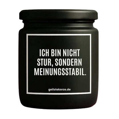 Duftkerze mit Spruch von geilstekerze ist der neue Geschenketrend. Diese witzige Kerze Vegane Bio-Kerze mit Spruch – ICH BIN NICHT STUR, SONDERN MEINUNGSSTABIL. brennt mega lange sagenhafte 80 Stunde, hochwertige ätherische Öle schaffen beste Duftverteilung. Mit 1400 lustigen Sprüchen perfekt zum Verschenken. Handgemacht in Deutschland von geilstekerze.de -Die beste Duftkerze die du kaufen kannst.
