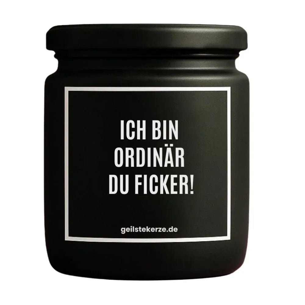 Duftkerze mit Spruch von geilstekerze ist der neue Geschenketrend. Diese witzige Kerze Vegane Bio-Kerze mit Spruch – ICH BIN ORDINÄR DU FICKER brennt mega lange sagenhafte 80 Stunde, hochwertige ätherische Öle schaffen beste Duftverteilung. Mit 1400 lustigen Sprüchen perfekt zum Verschenken. Handgemacht in Deutschland von geilstekerze.de -Die beste Duftkerze die du kaufen kannst.