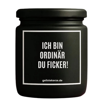 Duftkerze mit Spruch von geilstekerze ist der neue Geschenketrend. Diese witzige Kerze Vegane Bio-Kerze mit Spruch – ICH BIN ORDINÄR DU FICKER brennt mega lange sagenhafte 80 Stunde, hochwertige ätherische Öle schaffen beste Duftverteilung. Mit 1400 lustigen Sprüchen perfekt zum Verschenken. Handgemacht in Deutschland von geilstekerze.de -Die beste Duftkerze die du kaufen kannst.