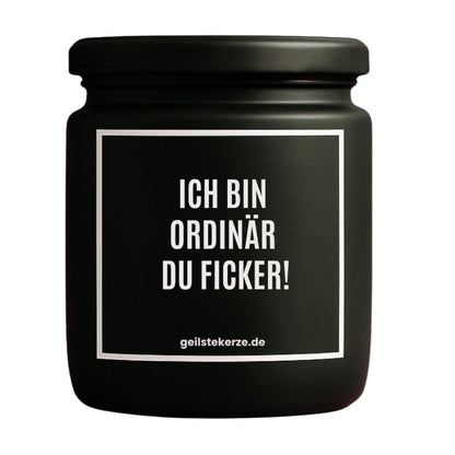 Duftkerze mit Spruch von geilstekerze ist der neue Geschenketrend. Diese witzige Kerze Vegane Bio-Kerze mit Spruch – ICH BIN ORDINÄR DU FICKER brennt mega lange sagenhafte 80 Stunde, hochwertige ätherische Öle schaffen beste Duftverteilung. Mit 1400 lustigen Sprüchen perfekt zum Verschenken. Handgemacht in Deutschland von geilstekerze.de -Die beste Duftkerze die du kaufen kannst.