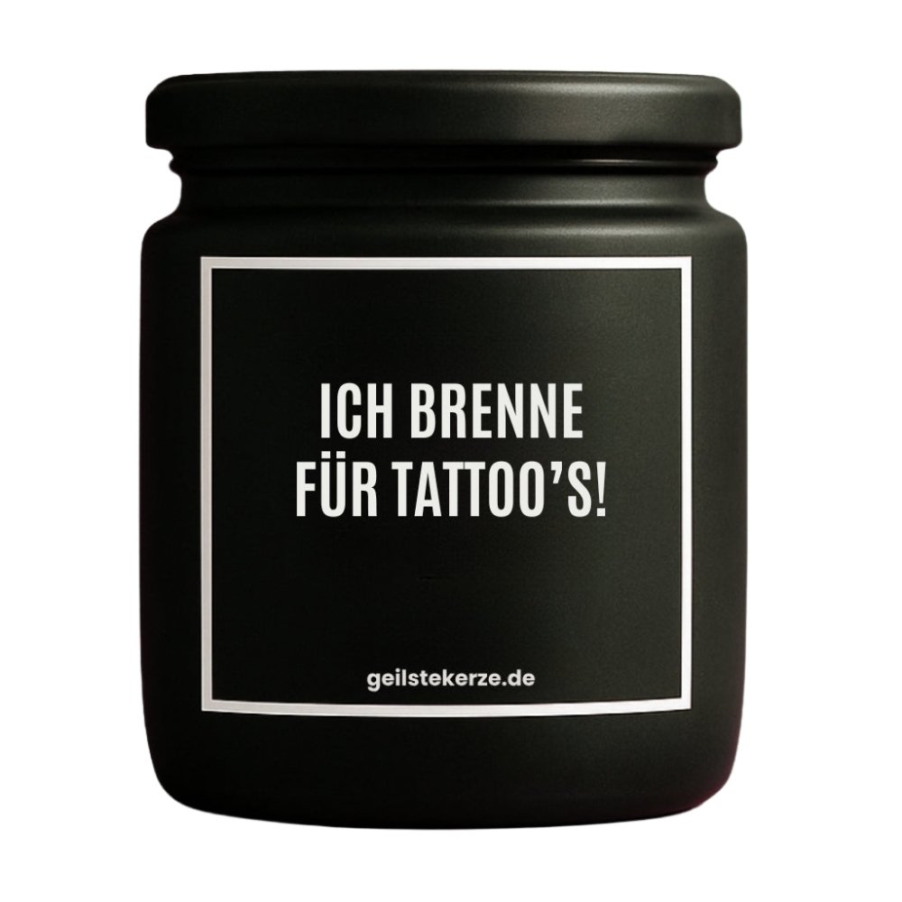 Duftkerze mit Spruch von geilstekerze ist der neue Geschenketrend. Diese witzige Kerze Vegane Bio-Kerze mit Spruch – ICH BRENNE FÜR TATTOO‘S! brennt mega lange sagenhafte 80 Stunde, hochwertige ätherische Öle schaffen beste Duftverteilung. Mit 1400 lustigen Sprüchen perfekt zum Verschenken. Handgemacht in Deutschland von geilstekerze.de -Die beste Duftkerze die du kaufen kannst.