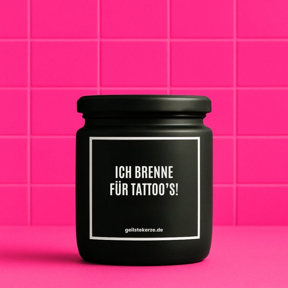 Duftkerze mit Spruch von geilstekerze ist der neue Geschenketrend. Diese witzige Kerze Vegane Bio-Kerze mit Spruch – ICH BRENNE FÜR TATTOO‘S! brennt mega lange sagenhafte 80 Stunde, hochwertige ätherische Öle schaffen beste Duftverteilung. Mit 1400 lustigen Sprüchen perfekt zum Verschenken. Handgemacht in Deutschland von geilstekerze.de -Die beste Duftkerze die du kaufen kannst.