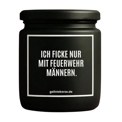 Duftkerze mit Spruch von geilstekerze ist der neue Geschenketrend. Diese witzige Kerze Vegane Bio-Kerze mit Spruch – ICH FICKE NUR MIT FEUERWEHR MÄNNERN. brennt mega lange sagenhafte 80 Stunde, hochwertige ätherische Öle schaffen beste Duftverteilung. Mit 1400 lustigen Sprüchen perfekt zum Verschenken. Handgemacht in Deutschland von geilstekerze.de -Die beste Duftkerze die du kaufen kannst.