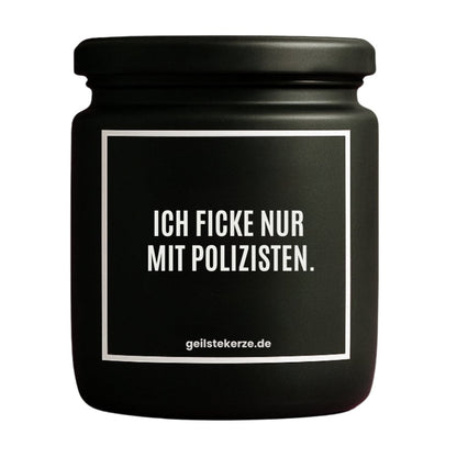 Duftkerze mit Spruch von geilstekerze ist der neue Geschenketrend. Diese witzige Kerze Vegane Bio-Kerze mit Spruch – ICH FICKE NUR MIT POLIZISTEN. brennt mega lange sagenhafte 80 Stunde, hochwertige ätherische Öle schaffen beste Duftverteilung. Mit 1400 lustigen Sprüchen perfekt zum Verschenken. Handgemacht in Deutschland von geilstekerze.de -Die beste Duftkerze die du kaufen kannst.