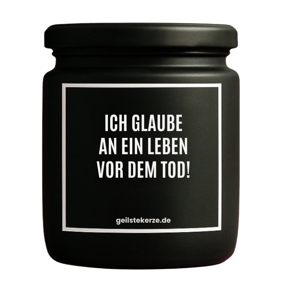 Duftkerze mit Spruch von geilstekerze ist der neue Geschenketrend. Diese witzige Kerze Vegane Bio-Kerze mit Spruch – ICH GLAUBE AN EIN LEBEN VOR DEM TOD! brennt mega lange sagenhafte 80 Stunde, hochwertige ätherische Öle schaffen beste Duftverteilung. Mit 1400 lustigen Sprüchen perfekt zum Verschenken. Handgemacht in Deutschland von geilstekerze.de -Die beste Duftkerze die du kaufen kannst.