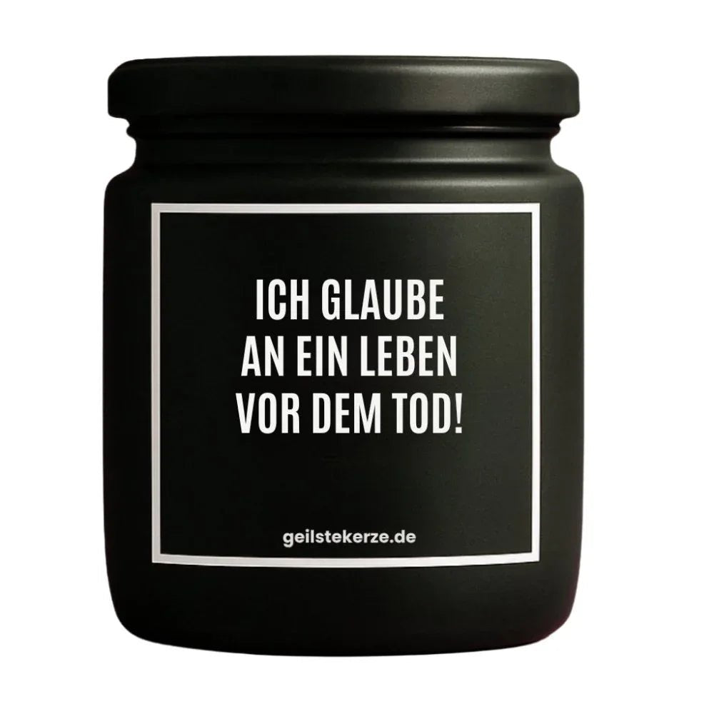 Duftkerze mit Spruch von geilstekerze ist der neue Geschenketrend. Diese witzige Kerze Vegane Bio-Kerze mit Spruch – ICH GLAUBE AN EIN LEBEN VOR DEM TOD! brennt mega lange sagenhafte 80 Stunde, hochwertige ätherische Öle schaffen beste Duftverteilung. Mit 1400 lustigen Sprüchen perfekt zum Verschenken. Handgemacht in Deutschland von geilstekerze.de -Die beste Duftkerze die du kaufen kannst.