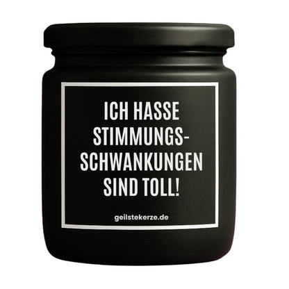 Duftkerze mit Spruch von geilstekerze ist der neue Geschenketrend. Diese witzige Kerze Vegane Bio-Kerze mit Spruch – ICH HASSE STIMMUNGSSCHWANKUNGEN SIND TOLL brennt mega lange sagenhafte 80 Stunde, hochwertige ätherische Öle schaffen beste Duftverteilung. Mit 1400 lustigen Sprüchen perfekt zum Verschenken. Handgemacht in Deutschland von geilstekerze.de -Die beste Duftkerze die du kaufen kannst.