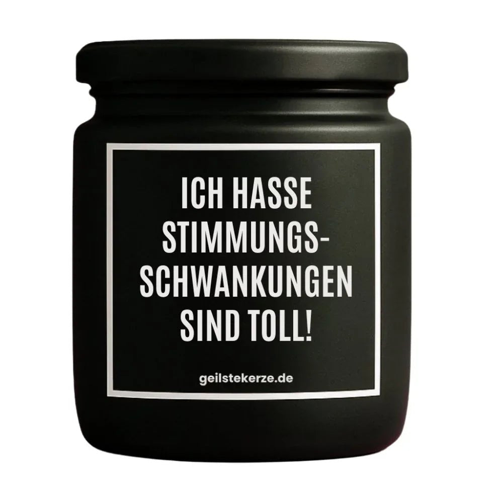 Duftkerze mit Spruch von geilstekerze ist der neue Geschenketrend. Diese witzige Kerze Vegane Bio-Kerze mit Spruch – ICH HASSE STIMMUNGSSCHWANKUNGEN SIND TOLL brennt mega lange sagenhafte 80 Stunde, hochwertige ätherische Öle schaffen beste Duftverteilung. Mit 1400 lustigen Sprüchen perfekt zum Verschenken. Handgemacht in Deutschland von geilstekerze.de -Die beste Duftkerze die du kaufen kannst.