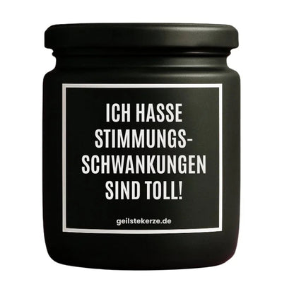 Duftkerze mit Spruch von geilstekerze ist der neue Geschenketrend. Diese witzige Kerze Vegane Bio-Kerze mit Spruch – ICH HASSE STIMMUNGSSCHWANKUNGEN SIND TOLL brennt mega lange sagenhafte 80 Stunde, hochwertige ätherische Öle schaffen beste Duftverteilung. Mit 1400 lustigen Sprüchen perfekt zum Verschenken. Handgemacht in Deutschland von geilstekerze.de -Die beste Duftkerze die du kaufen kannst.