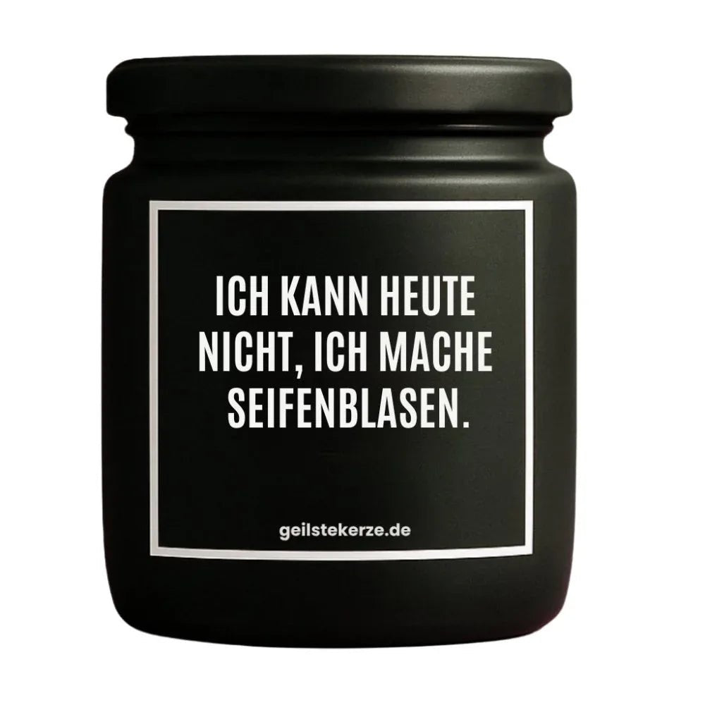 Duftkerze mit Spruch von geilstekerze ist der neue Geschenketrend. Diese witzige Kerze Vegane Bio-Kerze mit Spruch – ICH KANN HEUTE NICHT, ICH MACHE SEIFENBLASEN. brennt mega lange sagenhafte 80 Stunde, hochwertige ätherische Öle schaffen beste Duftverteilung. Mit 1400 lustigen Sprüchen perfekt zum Verschenken. Handgemacht in Deutschland von geilstekerze.de -Die beste Duftkerze die du kaufen kannst.
