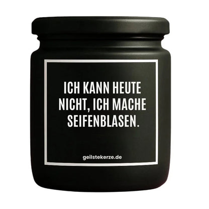 Duftkerze mit Spruch von geilstekerze ist der neue Geschenketrend. Diese witzige Kerze Vegane Bio-Kerze mit Spruch – ICH KANN HEUTE NICHT, ICH MACHE SEIFENBLASEN. brennt mega lange sagenhafte 80 Stunde, hochwertige ätherische Öle schaffen beste Duftverteilung. Mit 1400 lustigen Sprüchen perfekt zum Verschenken. Handgemacht in Deutschland von geilstekerze.de -Die beste Duftkerze die du kaufen kannst.