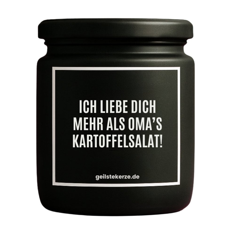 Duftkerze mit Spruch von geilstekerze ist der neue Geschenketrend. Diese witzige Kerze Vegane Bio-Kerze mit Spruch – ICH LIEBE DICH MEHR ALS OMA‘S KARTOFFELSALAT! brennt mega lange sagenhafte 80 Stunde, hochwertige ätherische Öle schaffen beste Duftverteilung. Mit 1400 lustigen Sprüchen perfekt zum Verschenken. Handgemacht in Deutschland von geilstekerze.de -Die beste Duftkerze die du kaufen kannst.
