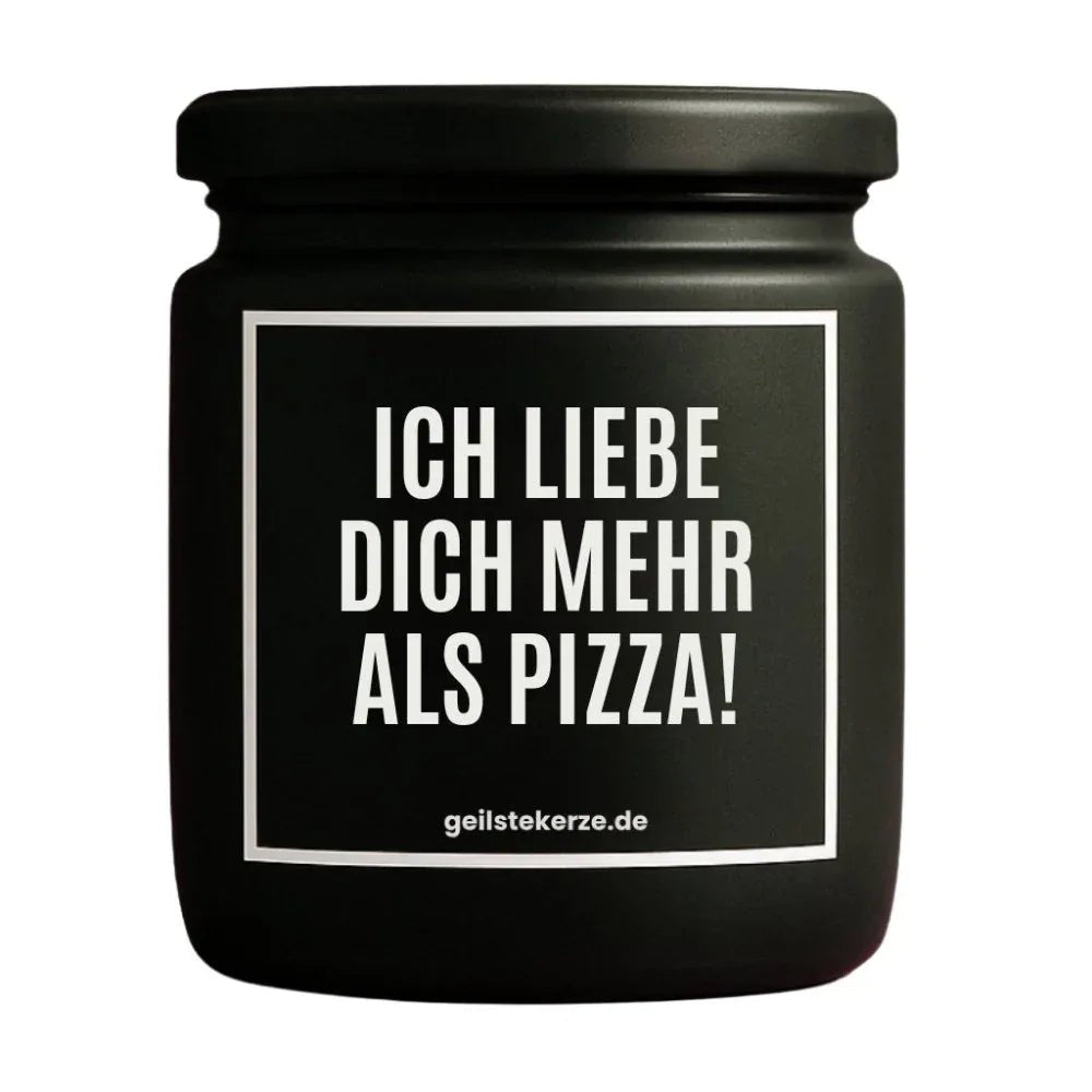 Duftkerze mit Spruch von geilstekerze ist der neue Geschenketrend. Diese witzige Kerze Vegane Bio-Kerze mit Spruch – ICH LIEBE DICH MEHR ALS PIZZA! brennt mega lange sagenhafte 80 Stunde, hochwertige ätherische Öle schaffen beste Duftverteilung. Mit 1400 lustigen Sprüchen perfekt zum Verschenken. Handgemacht in Deutschland von geilstekerze.de -Die beste Duftkerze die du kaufen kannst.