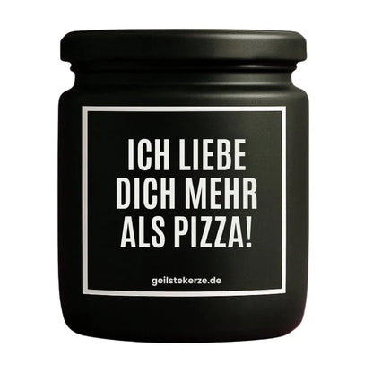 Duftkerze mit Spruch von geilstekerze ist der neue Geschenketrend. Diese witzige Kerze Vegane Bio-Kerze mit Spruch – ICH LIEBE DICH MEHR ALS PIZZA! brennt mega lange sagenhafte 80 Stunde, hochwertige ätherische Öle schaffen beste Duftverteilung. Mit 1400 lustigen Sprüchen perfekt zum Verschenken. Handgemacht in Deutschland von geilstekerze.de -Die beste Duftkerze die du kaufen kannst.