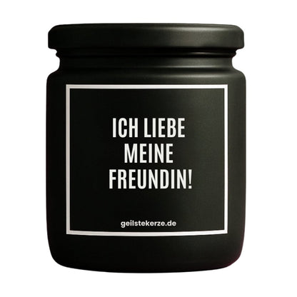 Duftkerze mit Spruch von geilstekerze ist der neue Geschenketrend. Diese witzige Kerze Vegane Bio-Kerze mit Spruch – ICH LIEBE MEINE FREUNDIN! brennt mega lange sagenhafte 80 Stunde, hochwertige ätherische Öle schaffen beste Duftverteilung. Mit 1400 lustigen Sprüchen perfekt zum Verschenken. Handgemacht in Deutschland von geilstekerze.de -Die beste Duftkerze die du kaufen kannst.