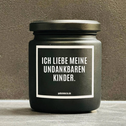 Duftkerze mit Spruch von geilstekerze ist der neue Geschenketrend. Diese witzige Kerze Vegane Bio-Kerze mit Spruch – ICH LIEBE MEINE UNDANKBAREN KINDER brennt mega lange sagenhafte 80 Stunde, hochwertige ätherische Öle schaffen beste Duftverteilung. Mit 1400 lustigen Sprüchen perfekt zum Verschenken. Handgemacht in Deutschland von geilstekerze.de -Die beste Duftkerze die du kaufen kannst.