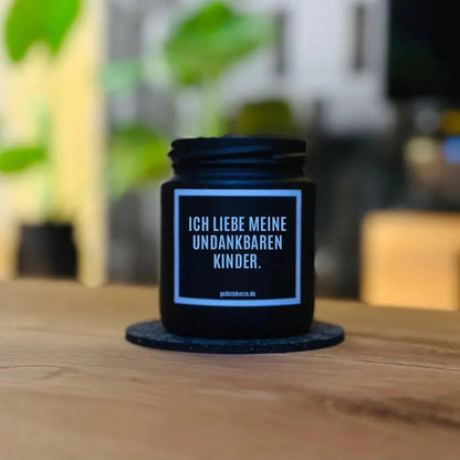 Duftkerze mit Spruch von geilstekerze ist der neue Geschenketrend. Diese witzige Kerze Vegane Bio-Kerze mit Spruch – ICH LIEBE MEINE UNDANKBAREN KINDER brennt mega lange sagenhafte 80 Stunde, hochwertige ätherische Öle schaffen beste Duftverteilung. Mit 1400 lustigen Sprüchen perfekt zum Verschenken. Handgemacht in Deutschland von geilstekerze.de -Die beste Duftkerze die du kaufen kannst.