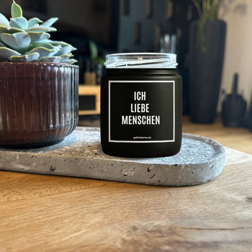 Duftkerze mit Spruch von geilstekerze ist der neue Geschenketrend. Diese witzige Kerze Vegane Bio-Kerze mit Spruch – ICH LIEBE MENSCHEN brennt mega lange sagenhafte 80 Stunde, hochwertige ätherische Öle schaffen beste Duftverteilung. Mit 1400 lustigen Sprüchen perfekt zum Verschenken. Handgemacht in Deutschland von geilstekerze.de -Die beste Duftkerze die du kaufen kannst.