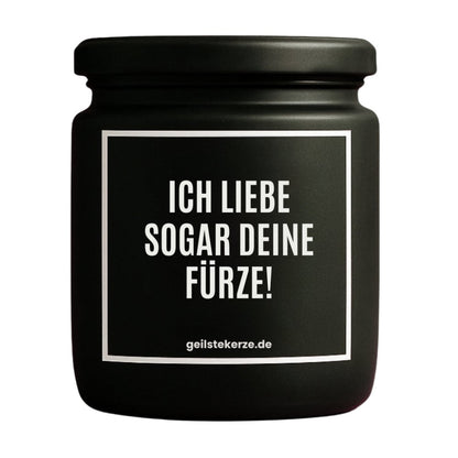 Duftkerze mit Spruch von geilstekerze ist der neue Geschenketrend. Diese witzige Kerze Vegane Bio-Kerze mit Spruch – ICH LIEBE SOGAR DEINE FÜRZE! brennt mega lange sagenhafte 80 Stunde, hochwertige ätherische Öle schaffen beste Duftverteilung. Mit 1400 lustigen Sprüchen perfekt zum Verschenken. Handgemacht in Deutschland von geilstekerze.de -Die beste Duftkerze die du kaufen kannst.