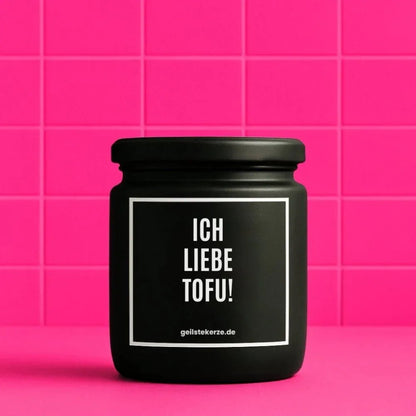 Duftkerze mit Spruch von geilstekerze ist der neue Geschenketrend. Diese witzige Kerze Vegane Bio-Kerze mit Spruch – ICH LIEBE TOFU! brennt mega lange sagenhafte 80 Stunde, hochwertige ätherische Öle schaffen beste Duftverteilung. Mit 1400 lustigen Sprüchen perfekt zum Verschenken. Handgemacht in Deutschland von geilstekerze.de -Die beste Duftkerze die du kaufen kannst.