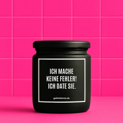 Duftkerze mit Spruch von geilstekerze ist der neue Geschenketrend. Diese witzige Kerze Vegane Bio-Kerze mit Spruch – ICH MACHE KEINE FEHLER! ICH DATE SIE. brennt mega lange sagenhafte 80 Stunde, hochwertige ätherische Öle schaffen beste Duftverteilung. Mit 1400 lustigen Sprüchen perfekt zum Verschenken. Handgemacht in Deutschland von geilstekerze.de -Die beste Duftkerze die du kaufen kannst.