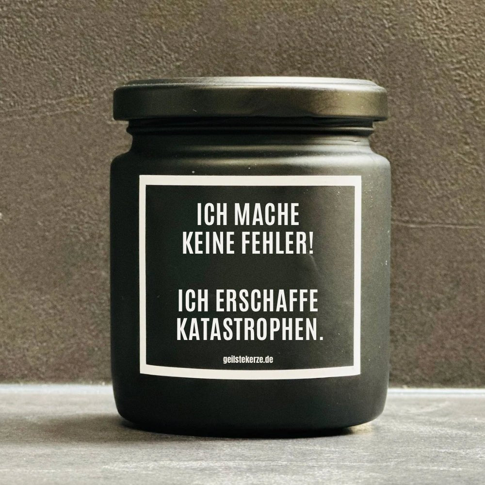 Duftkerze mit Spruch von geilstekerze ist der neue Geschenketrend. Diese witzige Kerze Vegane Bio-Kerze mit Spruch – ICH MACHE KEINE FEHLER! ICH ERSCHAFFE KATASTROPHEN brennt mega lange sagenhafte 80 Stunde, hochwertige ätherische Öle schaffen beste Duftverteilung. Mit 1400 lustigen Sprüchen perfekt zum Verschenken. Handgemacht in Deutschland von geilstekerze.de -Die beste Duftkerze die du kaufen kannst.