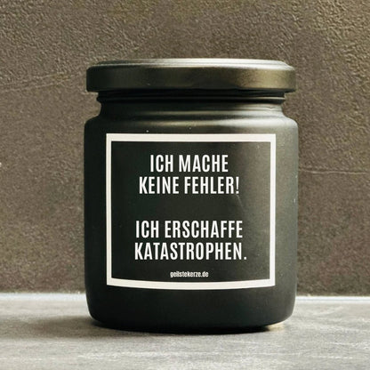 Duftkerze mit Spruch von geilstekerze ist der neue Geschenketrend. Diese witzige Kerze Vegane Bio-Kerze mit Spruch – ICH MACHE KEINE FEHLER! ICH ERSCHAFFE KATASTROPHEN brennt mega lange sagenhafte 80 Stunde, hochwertige ätherische Öle schaffen beste Duftverteilung. Mit 1400 lustigen Sprüchen perfekt zum Verschenken. Handgemacht in Deutschland von geilstekerze.de -Die beste Duftkerze die du kaufen kannst.