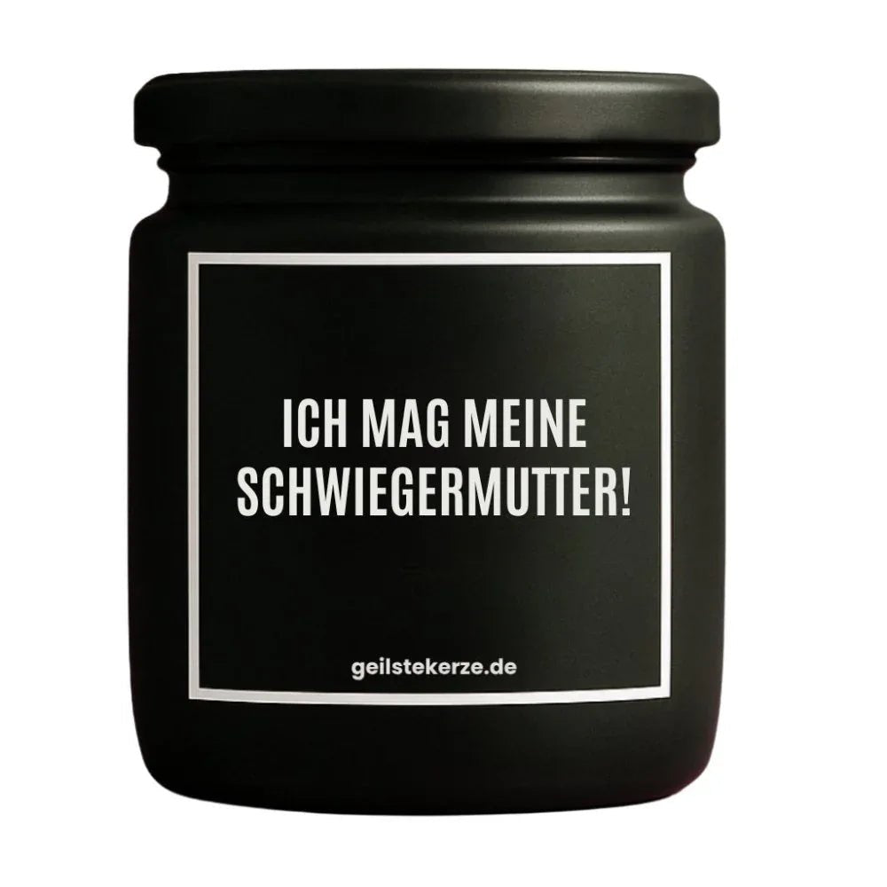 Duftkerze mit Spruch von geilstekerze ist der neue Geschenketrend. Diese witzige Kerze Vegane Bio-Kerze mit Spruch – ICH MAG MEINE SCHWIEGERMUTTER! brennt mega lange sagenhafte 80 Stunde, hochwertige ätherische Öle schaffen beste Duftverteilung. Mit 1400 lustigen Sprüchen perfekt zum Verschenken. Handgemacht in Deutschland von geilstekerze.de -Die beste Duftkerze die du kaufen kannst.