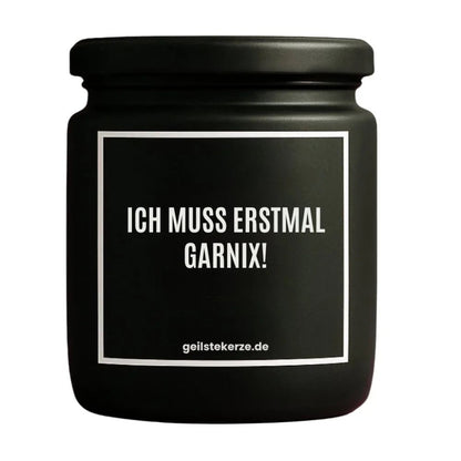 Duftkerze mit Spruch von geilstekerze ist der neue Geschenketrend. Diese witzige Kerze Vegane Bio-Kerze mit Spruch – ICH MUSS ERSTMAL GARNIX! brennt mega lange sagenhafte 80 Stunde, hochwertige ätherische Öle schaffen beste Duftverteilung. Mit 1400 lustigen Sprüchen perfekt zum Verschenken. Handgemacht in Deutschland von geilstekerze.de -Die beste Duftkerze die du kaufen kannst.