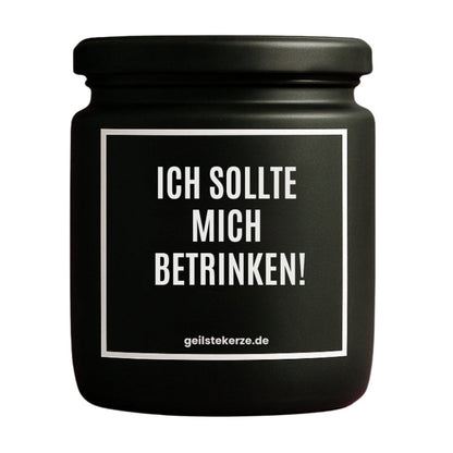 Duftkerze mit Spruch von geilstekerze ist der neue Geschenketrend. Diese witzige Kerze Vegane Bio-Kerze mit Spruch – ICH SOLLTE MICH BETRINKEN! brennt mega lange sagenhafte 80 Stunde, hochwertige ätherische Öle schaffen beste Duftverteilung. Mit 1400 lustigen Sprüchen perfekt zum Verschenken. Handgemacht in Deutschland von geilstekerze.de -Die beste Duftkerze die du kaufen kannst.