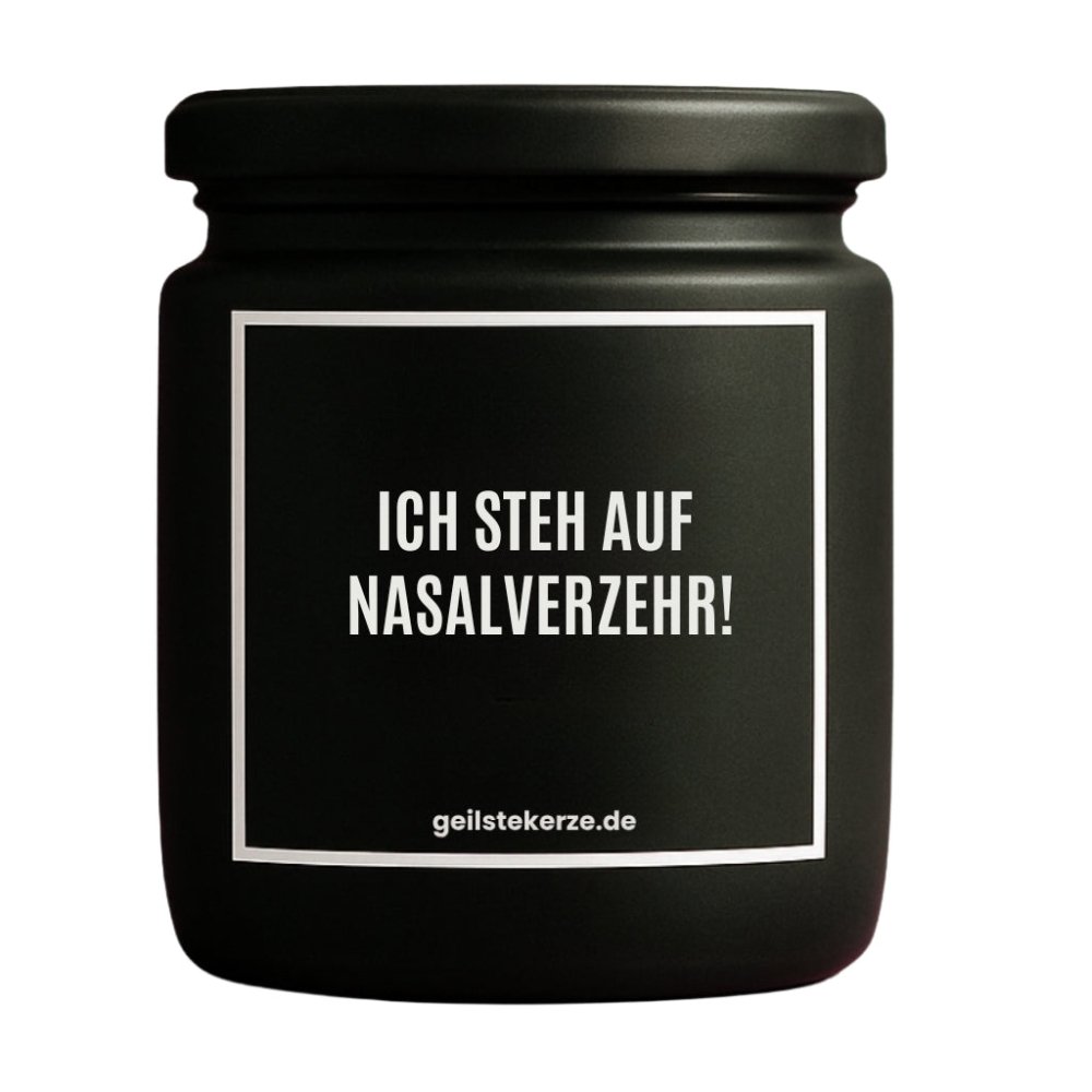 Duftkerze mit Spruch von geilstekerze ist der neue Geschenketrend. Diese witzige Kerze Vegane Bio-Kerze mit Spruch – ICH STEH AUF NASALVERZEHR! brennt mega lange sagenhafte 80 Stunde, hochwertige ätherische Öle schaffen beste Duftverteilung. Mit 1400 lustigen Sprüchen perfekt zum Verschenken. Handgemacht in Deutschland von geilstekerze.de -Die beste Duftkerze die du kaufen kannst.
