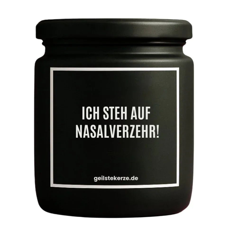 Duftkerze mit Spruch von geilstekerze ist der neue Geschenketrend. Diese witzige Kerze Vegane Bio-Kerze mit Spruch – ICH STEH AUF NASALVERZEHR! brennt mega lange sagenhafte 80 Stunde, hochwertige ätherische Öle schaffen beste Duftverteilung. Mit 1400 lustigen Sprüchen perfekt zum Verschenken. Handgemacht in Deutschland von geilstekerze.de -Die beste Duftkerze die du kaufen kannst.