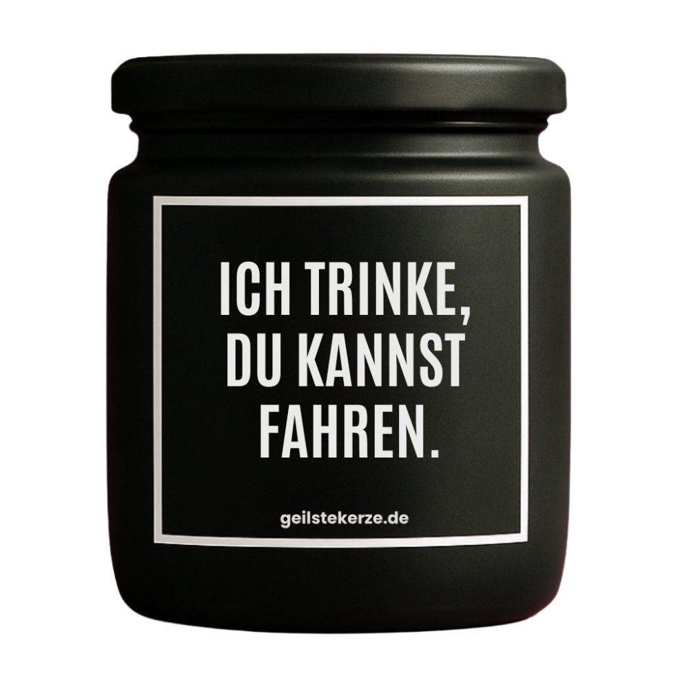 Duftkerze mit Spruch von geilstekerze ist der neue Geschenketrend. Diese witzige Kerze Vegane Bio-Kerze mit Spruch – ICH TRINKE, DU KANNST FAHREN. brennt mega lange sagenhafte 80 Stunde, hochwertige ätherische Öle schaffen beste Duftverteilung. Mit 1400 lustigen Sprüchen perfekt zum Verschenken. Handgemacht in Deutschland von geilstekerze.de -Die beste Duftkerze die du kaufen kannst.