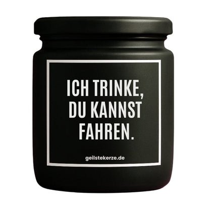 Duftkerze mit Spruch von geilstekerze ist der neue Geschenketrend. Diese witzige Kerze Vegane Bio-Kerze mit Spruch – ICH TRINKE, DU KANNST FAHREN. brennt mega lange sagenhafte 80 Stunde, hochwertige ätherische Öle schaffen beste Duftverteilung. Mit 1400 lustigen Sprüchen perfekt zum Verschenken. Handgemacht in Deutschland von geilstekerze.de -Die beste Duftkerze die du kaufen kannst.