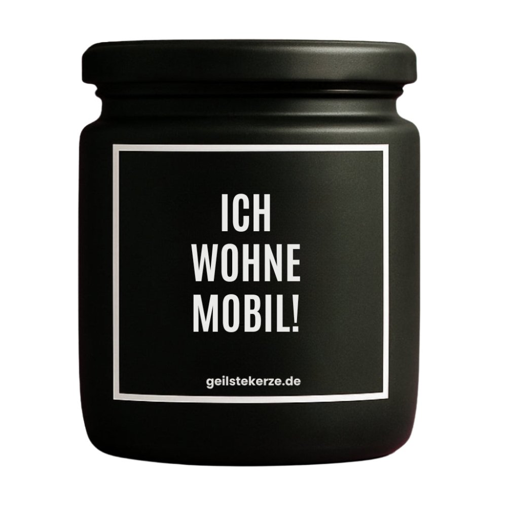Duftkerze mit Spruch von geilstekerze ist der neue Geschenketrend. Diese witzige Kerze Vegane Bio-Kerze mit Spruch – ICH WOHNE MOBIL! brennt mega lange sagenhafte 80 Stunde, hochwertige ätherische Öle schaffen beste Duftverteilung. Mit 1400 lustigen Sprüchen perfekt zum Verschenken. Handgemacht in Deutschland von geilstekerze.de -Die beste Duftkerze die du kaufen kannst.